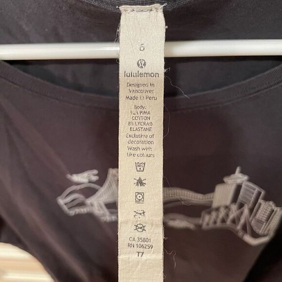 Lululemon TShirt Womens 6 Black 5 Year Basic Tee Vancouver Cityscape FLAWED - Picture 5 of 6